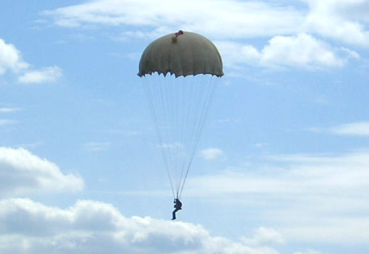 самостоятельный прыжок с круглым парашютом